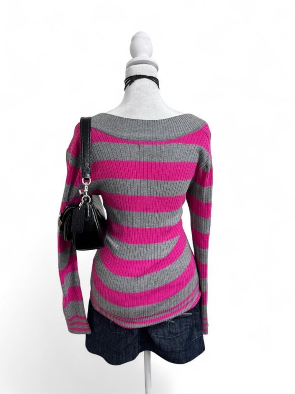 lei Ribbed V-Neck Striped Sweater in Gray and Hot Pink - Picture 4 of 8